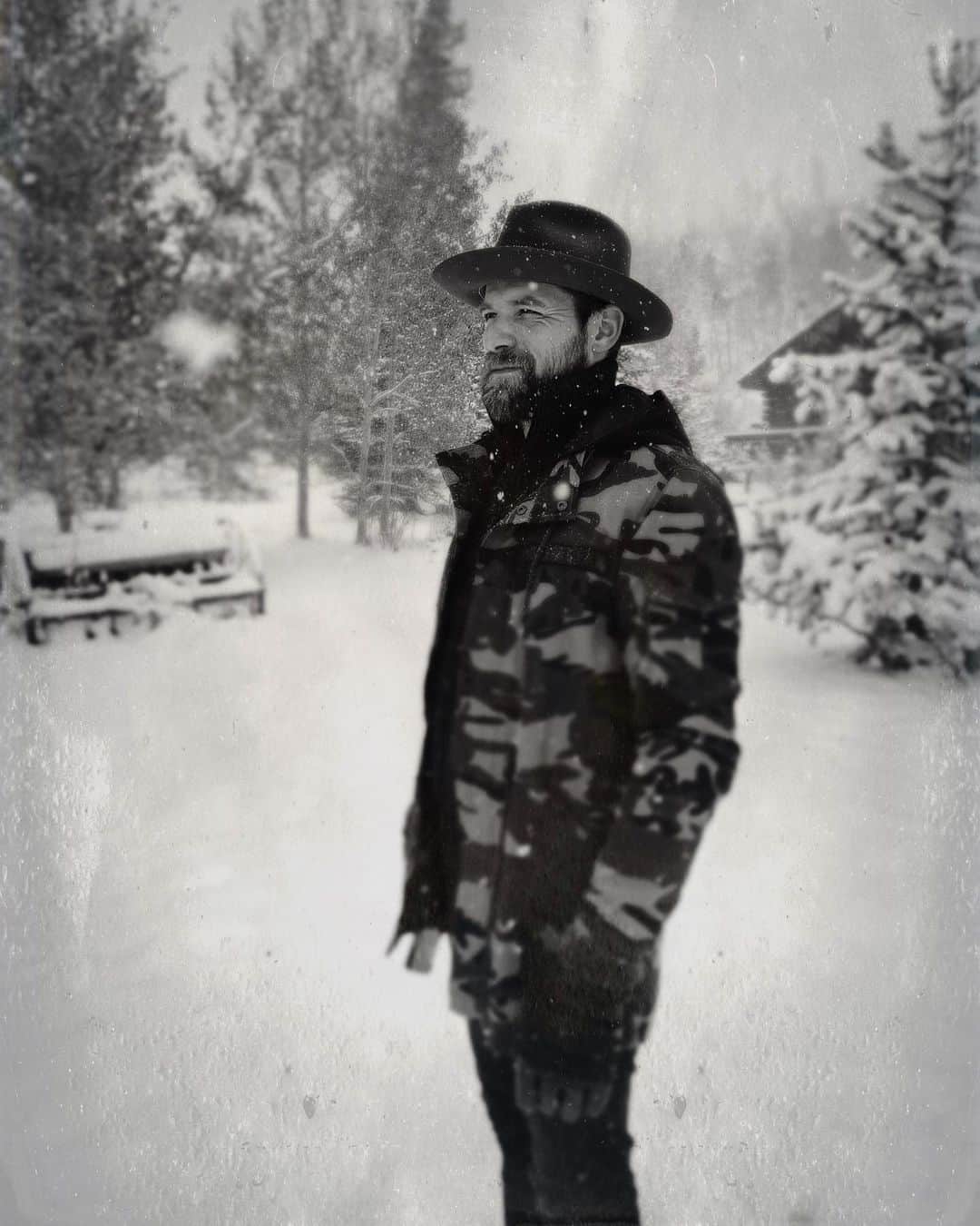 アシュレー・ジョンソンのインスタグラム：「7 years with this mountain man. I’ll take 100 more please.」