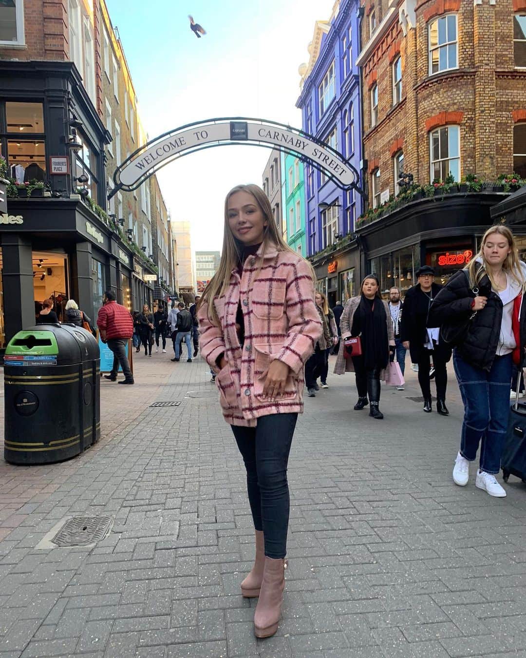 コニー・タルボットのインスタグラム：「Welcome to Carnaby Street🤗」