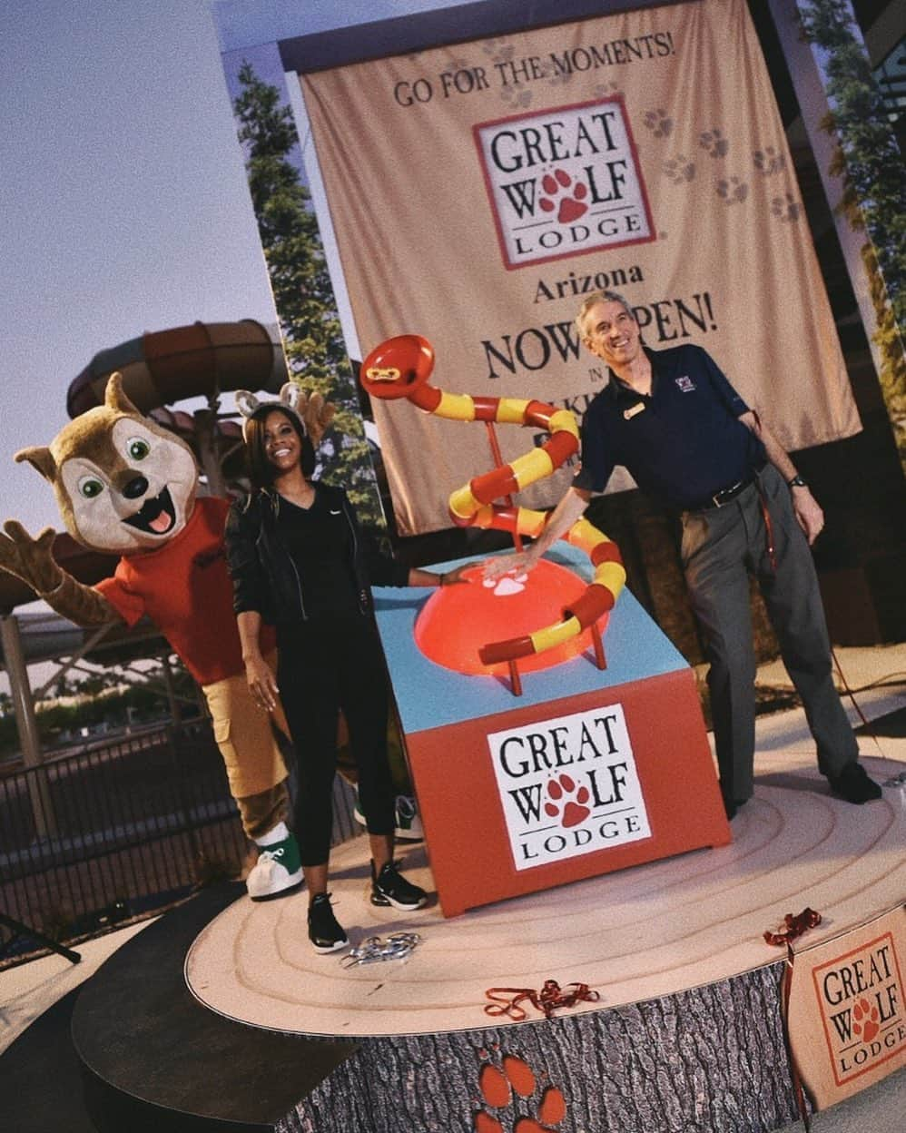 ガブリエル・ダグラスさんのインスタグラム写真 - (ガブリエル・ダグラスInstagram)「💕had so much fun being part of the grand opening of the @greatwolflodge in arizona.  the resort and waterpark are amazing! i also got to meet @makeawishamerica kid kendall and start a slide-a-thon on great wolf lodge arizona’s first-of-its-kind slide, diamondback drop that raised $44,900 for make a wish!  such a fun experience, i’m already planning my next visit back!」10月23日 6時08分 - gabbycvdouglas