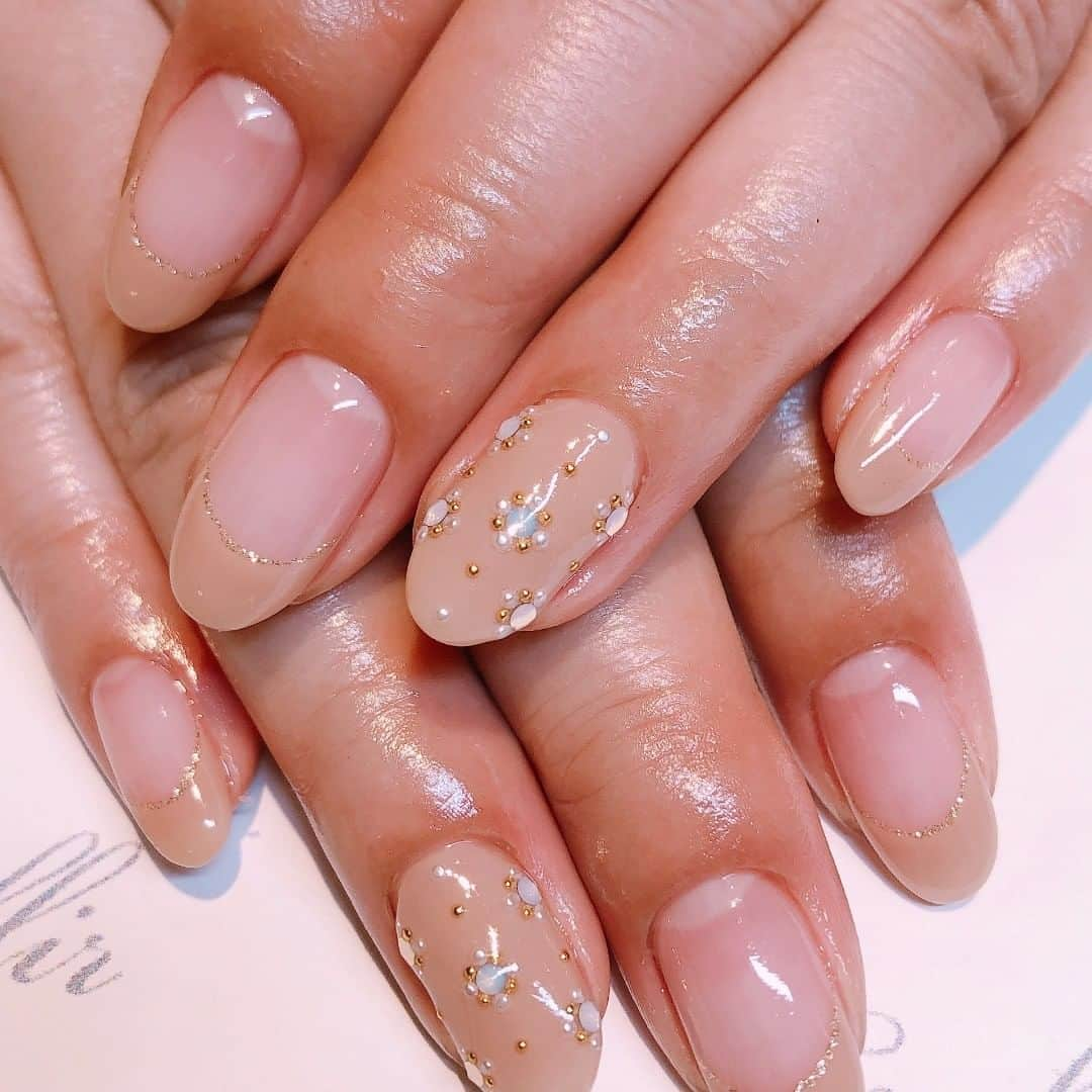 ネイルサロンEmbellir横浜店さんのインスタグラム写真 - (ネイルサロンEmbellir横浜店Instagram)「💅 . . ストーンドットネイル . . 落ち着いたベージュの#フレンチネイル に ストーンとスタッズで華やかさをプラスした#きれいめネイル (*^^*) . . ☆ご予約はお電話または、ホットペッパーにて☆ . . アカウントをクリックするとホットペッパーのURLがございます！！是非アクセスしてください！！ . . #オフィスネイル #ネイルサロン #ネイルデザイン  #ネイルアート #女子力ネイル #シンプルネイル  #横浜ネイルサロン #embellir横浜 #アンベリール  #ショートネイル #大人ネイル #トレンドネイル  #おしゃれネイル #大人女子ネイル #人気ネイル  #パラジェル #hpb_nail #ジェルネイル #オータムネイル #💅 #ネイル好きな人と繋がりたい #横浜 #横浜ネイルサロン #秋ネイル  #冬ネイル #ストーンネイル  #ドットネイル」10月23日 6時26分 - embellir111