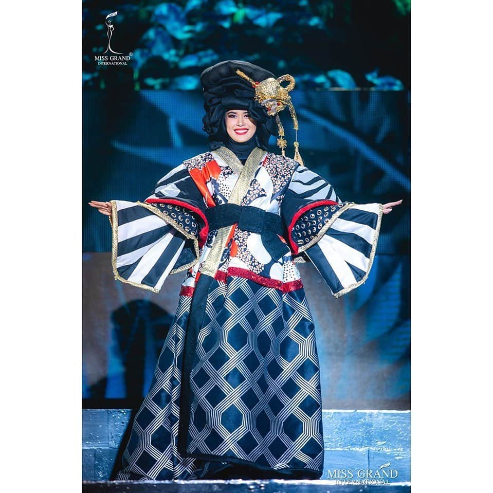 ミス・グランド・ジャパンさんのインスタグラム写真 - (ミス・グランド・ジャパンInstagram)「Mational Costume:  Miss Grand  Japan 2019 , Adeline Minatoya @missgrandjapan_adeline . . . 【TOP20 ナショナルコスチューム投票】  ナショナルコスチューム審査のTOP20を選出する投票が始まりました。 昨年同様、facebookのいいね数獲得上位10名と審査員の選んだ10名でTOP20が決定致します。 TOP20が選出された後、再度投票が行われます。 特別賞のナショナルコスチューム賞は、10月25日のファイナルにて発表いたします。  期間： 10月24日9:00 まで ポイント：1いいね＝1ポイント 日本代表投票対象写真： https://www.facebook.com/MISSGRANDINTERNATIONAL/photos/a.2594171487272498/2594179660605014?type=3&sfns=mo  Vote for Top 20 Best National Costumes!  Vote for your favorite national costumes to be our Top 10 Best National Costumes plus another 10 selected by our judges!  After the results of Top 20 National Costumes are announced, we will let you vote again!  The winner of Best National Costume Award will be announced during the Final Show on October 25th which will be held at Poliedro de Caracas, Venezuela.  Start voting now until October 23rd, 08:00 pm (Venezuela local time GMT -4)  1 Like = 1 Point  Vote NOW to let your favorite national costumes impress the world! . . . #missgrandinternational#missgrandinternational2019 #missgrandjapan2019 #model #top3beautypageantoftheworld #adelineminatoya #vogue #missgrandjapan  #mgi #missgrand#model #mgj #mgj2019 #bestofmiss #family #harukaoda #erikoyoshii  #missjapan  #ベストオブミス #ミスグランドジャパン #ミスグランド #ミスグランドインターナショナル #ミスグランドジャパン2019 #ベネズエラ　#ベストオブミス #湊谷亜斗林  #吉井絵梨子」10月23日 7時03分 - missgrandjapan