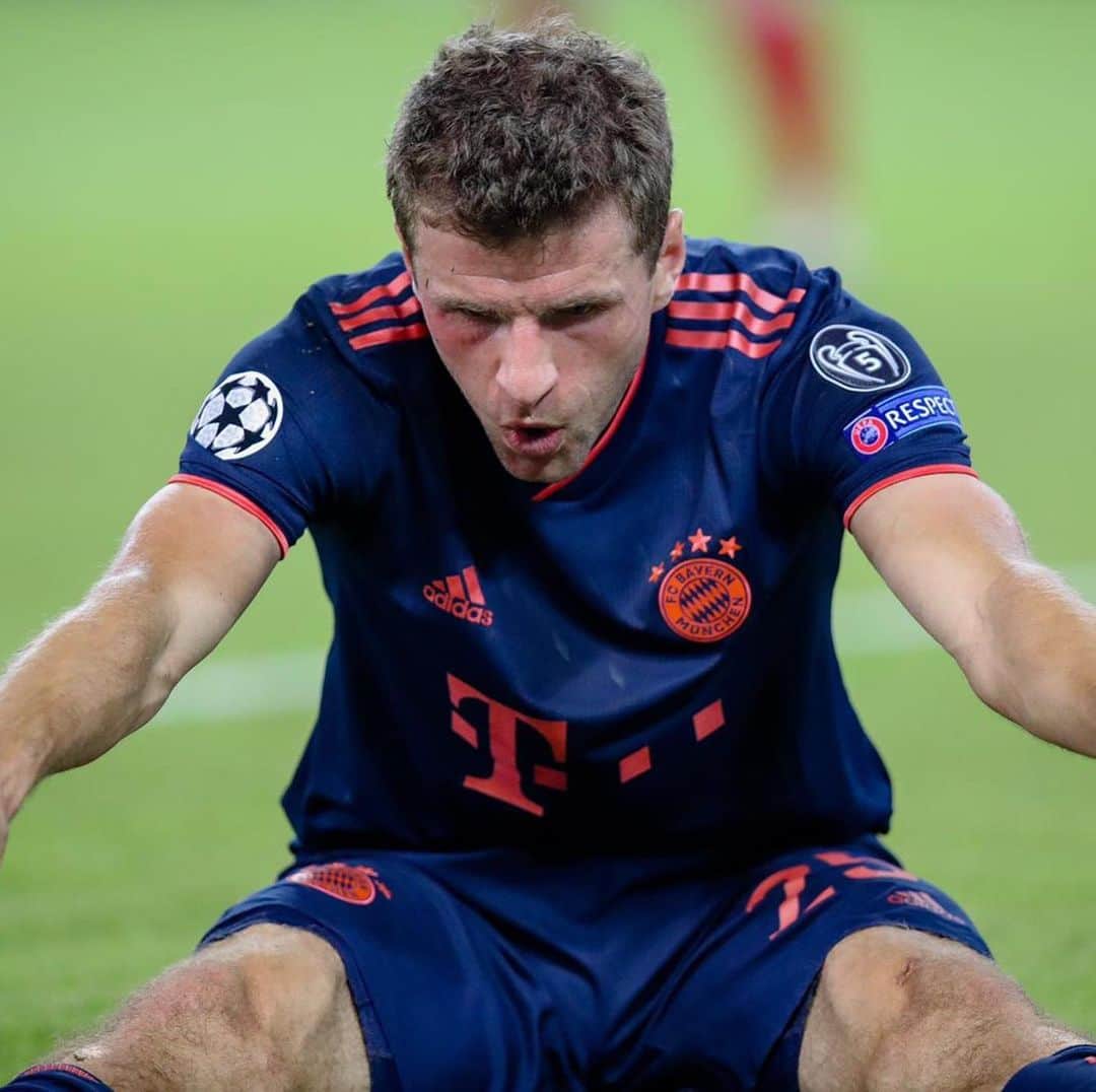 トーマス・ミュラーのインスタグラム：「A tough but a big win against @olympiacosfc 💪 We have to keep fighting 🏋️‍♂️ ⚽️ #fcbayern #championsleague #atmosphere #recovery #esmuellert 📸: @alexanderhassenstein」