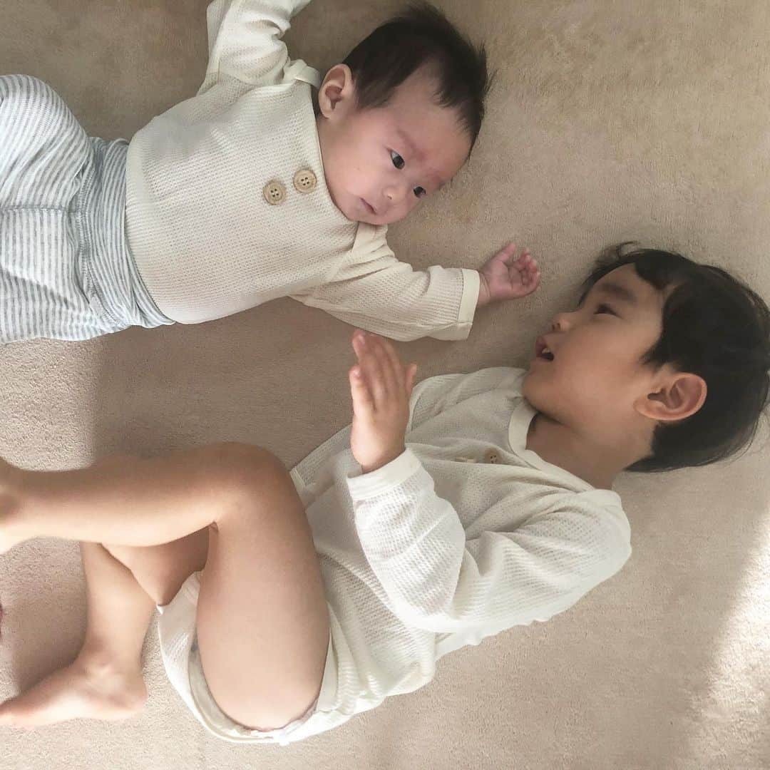 のインスタグラム：「おはよう☀﻿ 朝から仲良しね👦🏻👶🏻﻿ ﻿ #2歳差兄弟 ﻿ #2歳差育児 ﻿ #男の子ベビー﻿ #男の子ママ﻿ #生後2ヶ月﻿ #2歳4ヶ月」