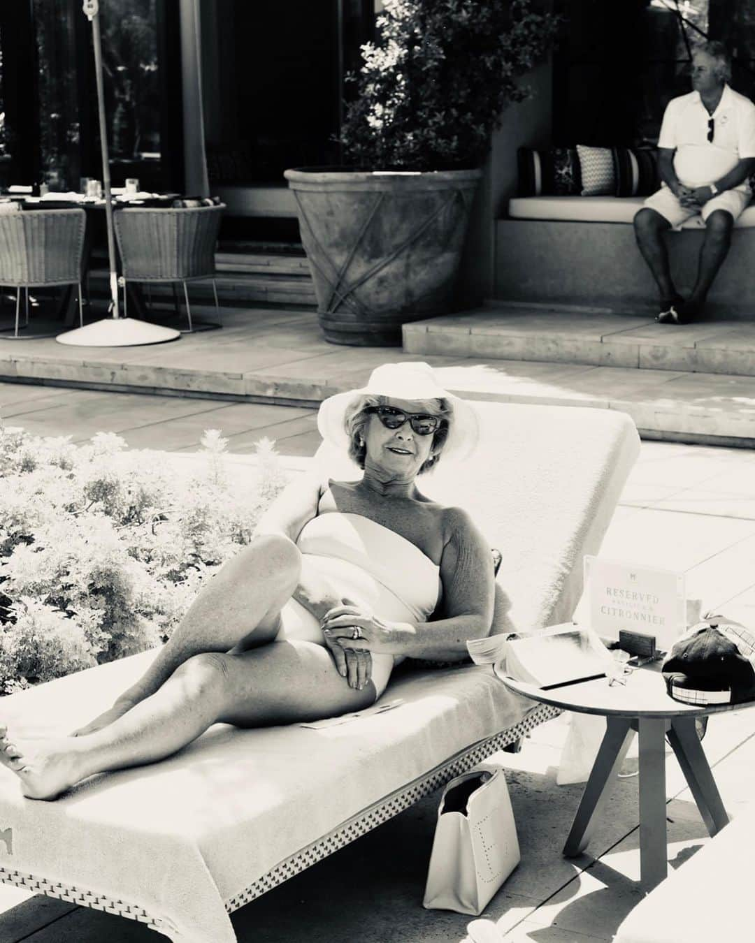 キャサリン・ゼタ・ジョーンズさんのインスタグラム写真 - (キャサリン・ゼタ・ジョーンズInstagram)「Happy Anniversary to my amazing parents. Seen here chilling by the pool after 53 years of marriage.  Love you with all my heart. 😘」10月23日 7時17分 - catherinezetajones