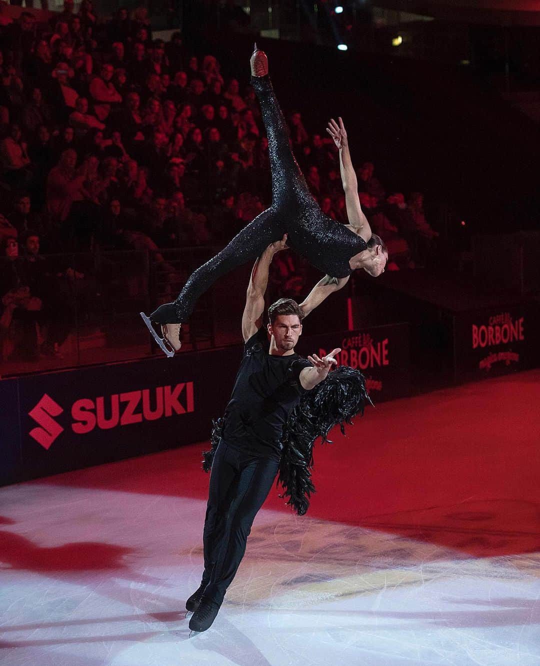 ニコーレ・デラ・モニカのインスタグラム：「Opera on Ice è sempre una grande emozione! Quest’anno hanno dotato di ali Matteo che ne pensate??? Noi ci siamo divertiti!!! Ph cr @sgpitalia  #dellamonicaguarise #operaonice #foroitalico #figureskating #fun #opera #art #fiammeoromoena」