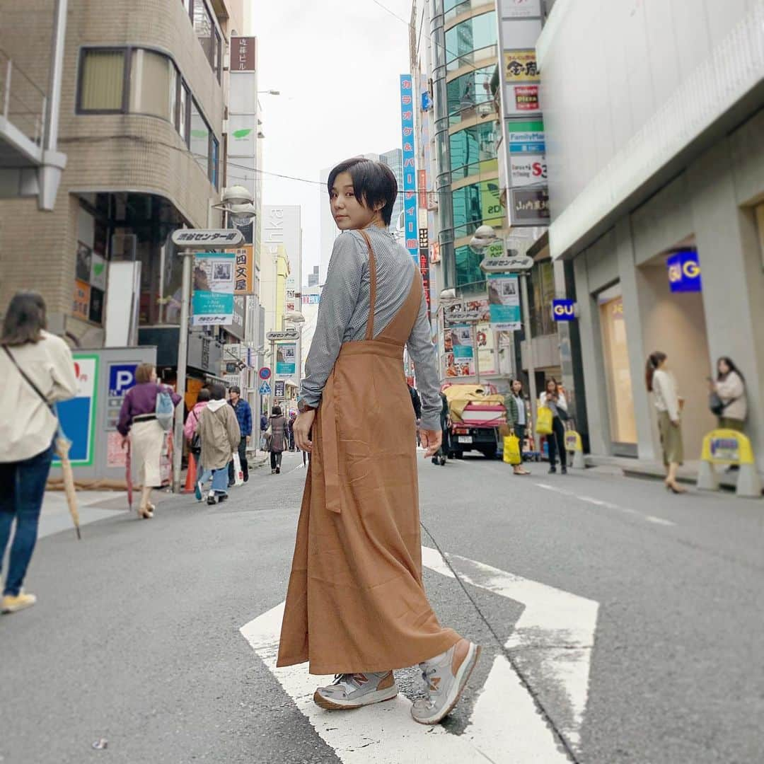 光永さんのインスタグラム写真 - (光永Instagram)「今日の私服です！ ワンショルダーワンピース👗青っぽいグレー？と大人っぽいかんじでまとめました◎ ラインが綺麗で細見えする🤭✨✨ . ワンピース：#StyleOnBag  トップス：#cherieTokyo スニーカー：#newbalance  時計：#danielwellington . 上にアウター羽織ったり、可愛いカバンも合わせたりしてたんで、また近々別バージョン載せます！ フリマ来てくれた人ありがとうございましたー！ . . #coordinate #秋コーデ #渋谷 #宇田川 #ワンショルダー #ワンショル #ショートカット #スタイルオンバッグ」10月22日 22時20分 - hinata_official__