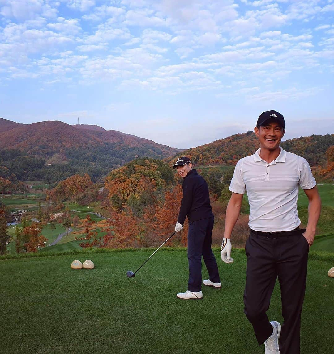 ペ・ジョンナムさんのインスタグラム写真 - (ペ・ジョンナムInstagram)「날씨조코~ 경치조코~😄👍🌲🍂🍁🍃⛳️⛳️⛳️🏌🏽‍♂️」10月22日 22時24分 - jungnam_bae