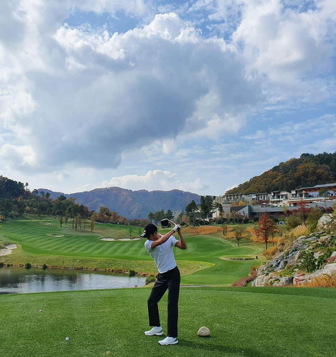 ペ・ジョンナムさんのインスタグラム写真 - (ペ・ジョンナムInstagram)「날씨조코~ 경치조코~😄👍🌲🍂🍁🍃⛳️⛳️⛳️🏌🏽‍♂️」10月22日 22時24分 - jungnam_bae