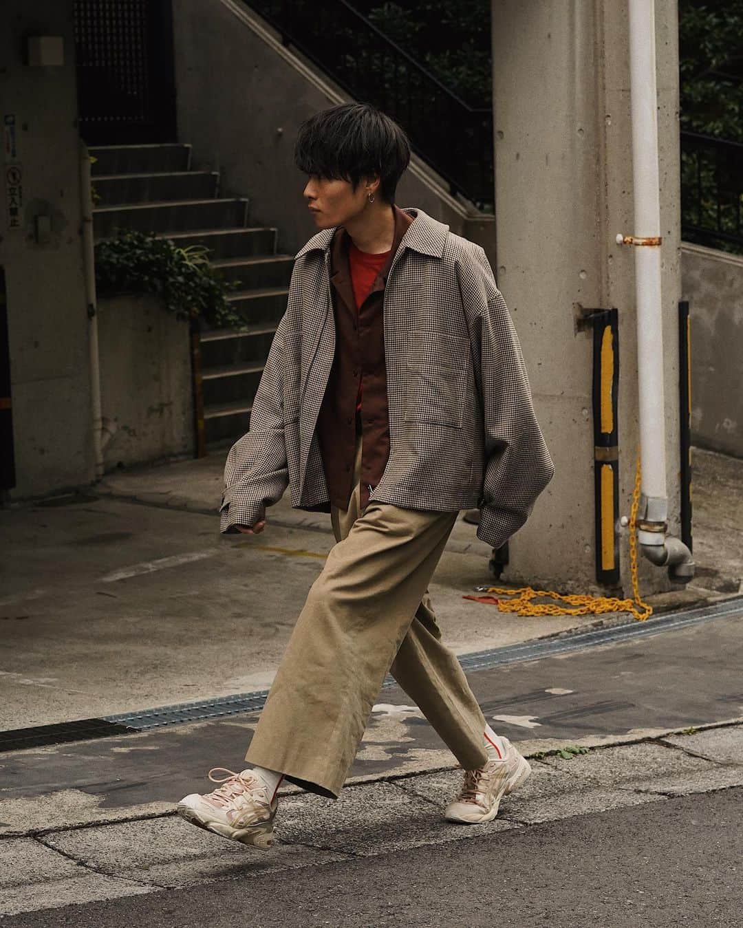 Ryoさんのインスタグラム写真 - (RyoInstagram)「ㅤㅤㅤㅤㅤㅤㅤㅤㅤㅤㅤㅤ 寒色好きですが、暖色も着ます笑 最近、赤系に目覚めました🔥 バタバタで文字入れしてなかったですがまたやります！🙏 ㅤㅤㅤㅤㅤㅤㅤㅤㅤㅤㅤㅤㅤ ㅤㅤㅤㅤㅤㅤㅤㅤㅤㅤㅤㅤㅤ blouson:#ssstein shirt:#ryotakashima tee:#unused pants:#urutokyo shoes:#asics×#gmbh」10月22日 22時27分 - ryo__takashima