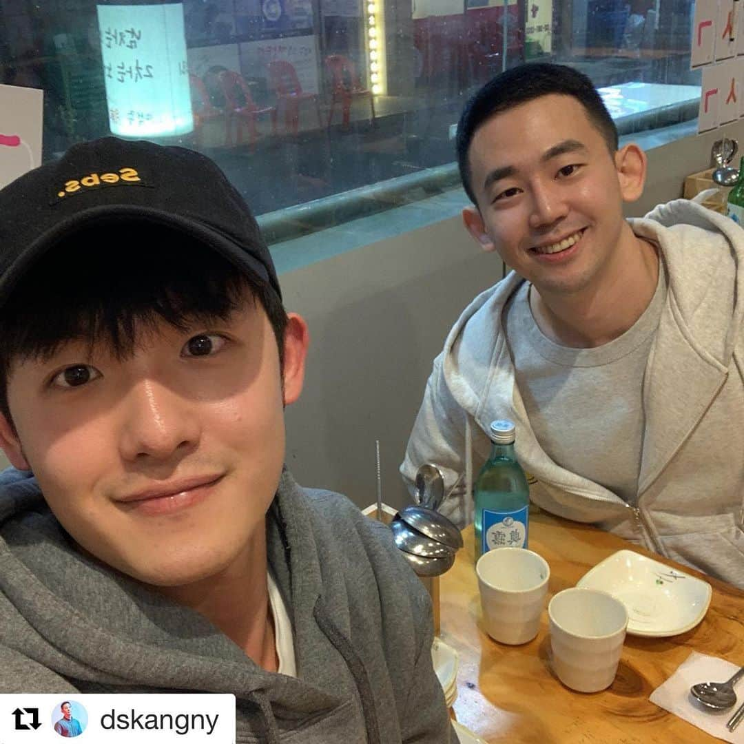 メン・セチャンのインスタグラム：「#Repost @dskangny  삼송 vibe 🤷🏻‍♂️ with @sechang91  동네주민 만나서 너무 반갑다...😭」