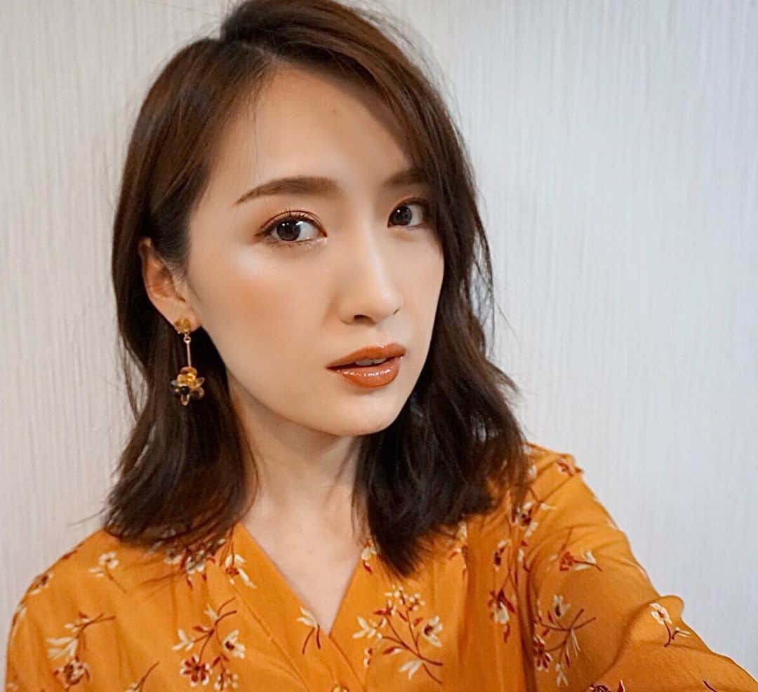 花岡維生のインスタグラム：「秋メイク💄🍂🧡 プチプラコスメのブラウン系を見ていたら、どれも可愛くて🥰 全部買って早速メイクしました😂🧡 ☑︎CANMAKE パーフェクトスタイリストアイズ19番 ☑︎CEZANNE ナチュラルチークN17番 ☑︎CEZANNE ラスティンググロスリップ101番 ＊ オレンジブラウン系のリップは他にも持っているのですが、これは特に自分のお肌に合っている気がして、お気に入りです☺️🧡 @cezannecosmetics  @canmaketokyo  #autumnstyle #autumncolors #autumnmakeup #makeup #cosmetics #秋メイク #オレンジメイク #オレンジブラウン #リップ #毎日メイク #メイク研究 #秋コスメ #プチプラコスメ #コスメ購入品 #canmake #キャンメイク #cezanne #セザンヌ #優秀コスメ」