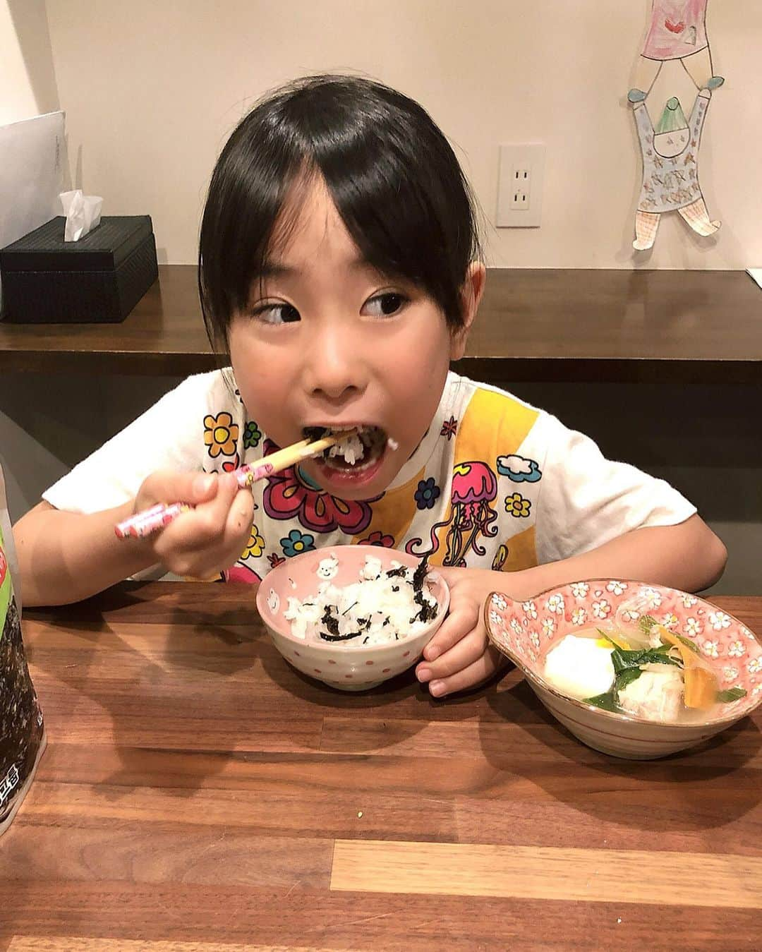 みきママさんのインスタグラム写真 - (みきママInstagram)「【晩御飯は水炊を作りました〜！！】. . . .﻿ . ﻿ 晩御飯の話は、ブログ「藤原家の毎日家ごはん」を見てください🤗🤗🤗.﻿ .﻿ .﻿ .﻿ .﻿ .﻿ 私のプロフィールにあるURLから今日10/22のブログに飛べます🚀🚀🚀.﻿ .﻿ .﻿ .﻿ . 杏ちゃんがみんなにお手紙を書きました〜‼️ちゃんと書けたでしょうか⁉️ .﻿ ﻿ #晩御飯  #水炊き #dinner  #fnceat #娘」10月22日 22時33分 - mikimama_official