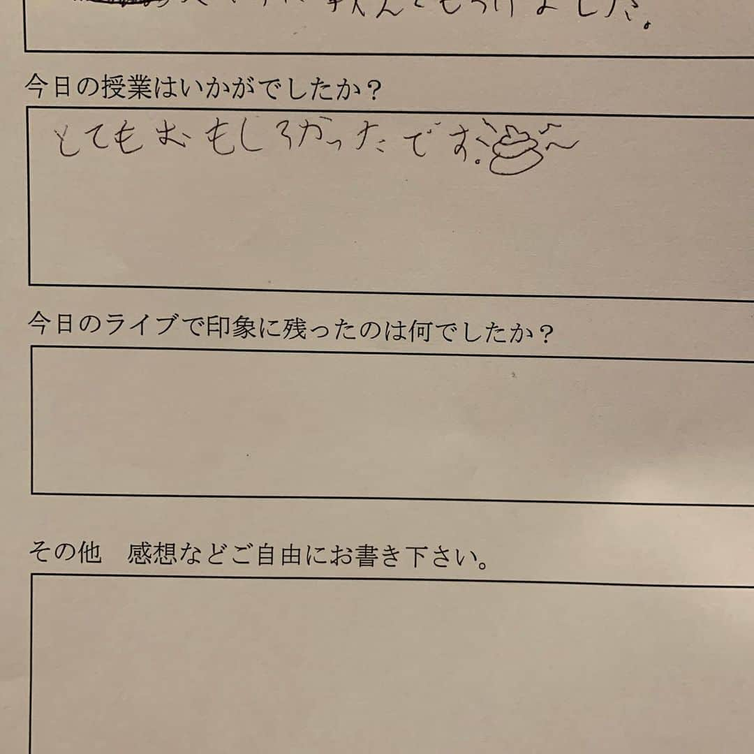 房野　史典さんのインスタグラム写真 - (房野　史典Instagram)「沼津にある吉本の劇場で『沼津予備校』ってイベントに出演してきました。 写真にもあるように、まぁ歴史の話やりますよね。  もう、ものすごく楽しかったです。  何がって、子どもがいっぱいしゃべってくれたことが、とにかく楽しかった。  歴史の話をしてるからには、その時代のことを知ってほしいって思いもありますが、ぶっちゃけそれって二の次三の次なんですよね。  子どもたちが「歴史」って題材を元に、  自由に思考して、 自由に発言して、 ボケて、ふざけて、とにかくアウトプットする、  って機会を作るのが一番の目的なんですよ。  たくさんの可能性を秘めた子どもたちが、その可能性を提げたまま大人になってほしいというか。 そのためには、考えたことにフタをしないって、かなり大事だと思うんですね。 なんでもかんでも発信しまくってたら、その中からメチャクチャおもしろいアイデアが生まれたりしますし、逆に言うと、なんでも許容する場所からしか、おもしろアイデアは生まれませんし。  そんなこんなでホントに楽しいイベントをやらせてもらいました。 書籍もいっぱい買ってくださり、ありがたいかぎりです。  アンケートが嬉しすぎるものばかりだったので（大人、子ども問わず）、ここに貼っつけときます。ただの自慢です。  アンケートに、ちょこちょこ 「ぬまんず大好き」 ってのがありました。 今日一緒にイベントをやった、沼津を拠点に頑張ってる芸人なんですが、地元の方に愛されてるなぁってのを実感して、すごくほっこりしました。  そして、 「とてもおもしろかったです」 のあとに、うんちが書かれてて爆笑しました。  #沼津ラクーンよしもと劇場  #ぬまんず #超現代語訳戦国時代 #歴史 #戦国時代」10月22日 22時41分 - bounofuminori1980