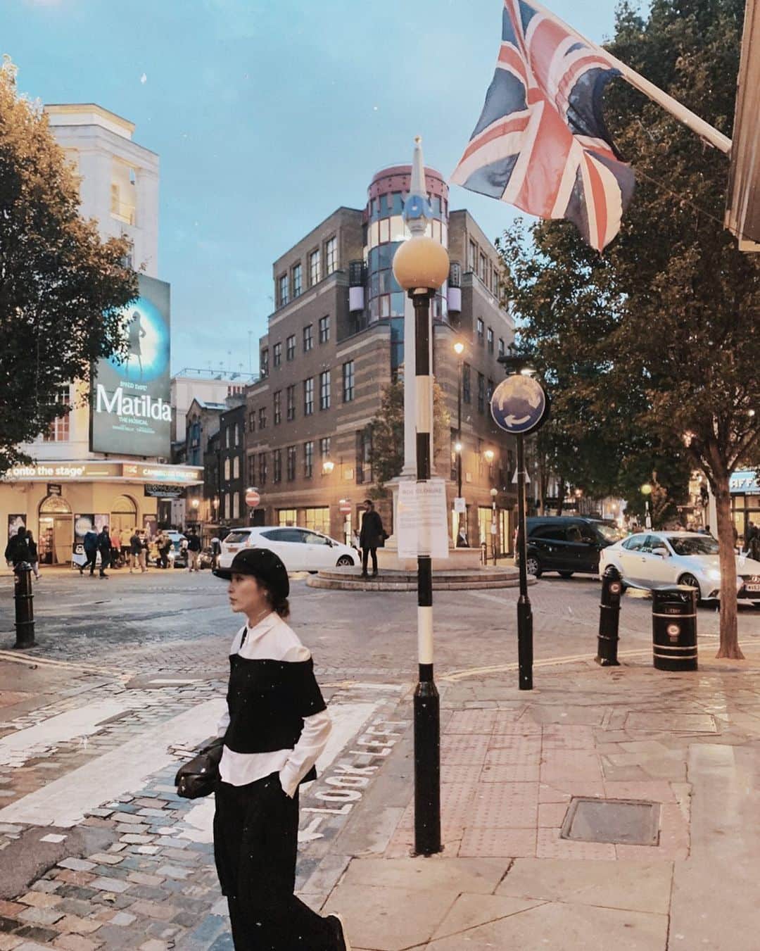 櫻井千尋さんのインスタグラム写真 - (櫻井千尋Instagram)「✮ Spot ✈︎ London,United kingdom. . まだロンドンポストが続く…😂🇬🇧 歩道の信号が電球になってて、 チカチカしたら進めって意味らしく それすらかわいく感じる ( もはや病気 ) まだまだ載せたいところがいっぱいだあ〜 . . . #london #unitedkingdom #trip #travel #ロンドン #ちぃ散歩inLondon」10月22日 22時42分 - chihirosakurai