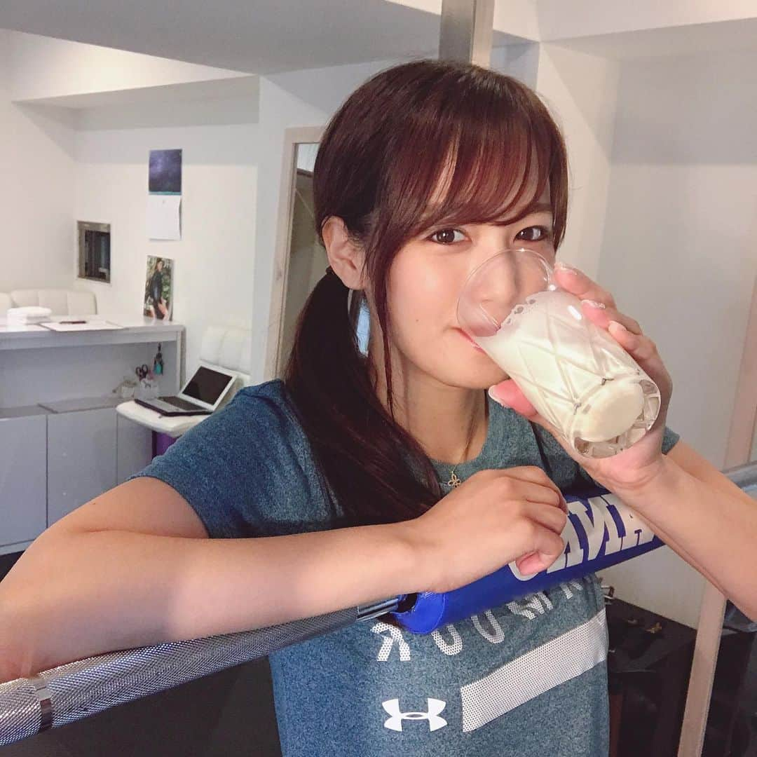 鷲見玲奈さんのインスタグラム写真 - (鷲見玲奈Instagram)「. 東京ドーム取材で一緒になった後藤アナ(@haruna_goto )にリクエストしてもらったので…🙊 . トレーニング後のプロテインは欠かせませんよね😎 . . 実はプロテイン、家で飲む用にも買っちゃいました☺️ ストロベリー味とココア味。 最近のプロテインって、本当に飲みやすいんですね！！ ついつい飲みすぎてしまいそうになります。笑 . . ⚠️撮影者(トレーナーさん)とアプリの力で4割増しくらいになっています。 . . . . #いつかのトレーニング #プロテイン #トレーニング #パーソナルジム #パーソナルトレーニング #筋トレ #筋トレ女子 #ダイエット #リバウンド #トレーニング女子 #training #fitness #fitnessgirl #japanesegirl #gym」10月22日 22時45分 - sumi__reina