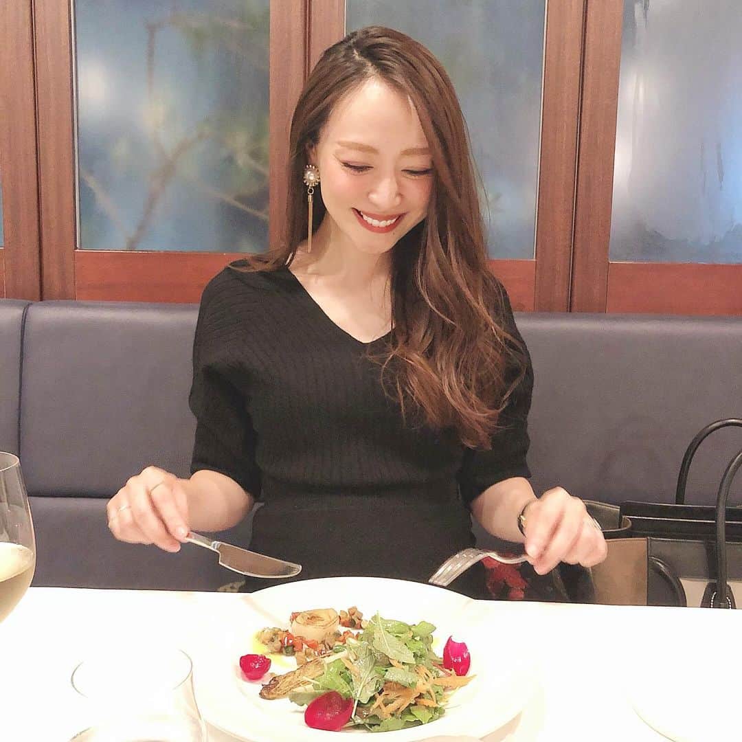 のインスタグラム：「付き合って7年…🥂✨ . 7年前の10月21日は、主人と付き合った日で、昨日ステキなお店に連れて行ってくれました🍽 . 付き合って7年。結婚して2年半。 . 結婚してからは、結婚記念日をお祝いしていこうね❗️ってなっていて、10月21日は毎年お家で軽くお祝いをする程度だったんです☺️ . だけど、赤ちゃんが産まれたら、しばらくゆっくり外食できなくなったり、外食するお店も限られるようになるだろうからって、今年は、お店でのお祝いを計画してくれました🥺 . 感謝感謝感謝✨ . . 私は白ぶどうジュースを飲みながら、ペアリングしている主人を若干羨ましそうに見ていましたが笑、お料理がすべて美味しくて幸せでした😋♡ . 8年目もよろしくね🤝 . . . #記念日 #記念日ディナー #付き合った記念日 #夫婦 #お祝いディナー #イタリアン #トリュフ #白トリュフ #マタニティライフ #妊娠9ヶ月」