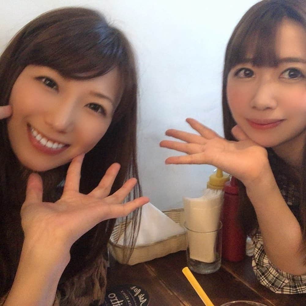 大浦真奈美のインスタグラム：「あやのさんとランチ行ったよ🎶¨̮ 沢山お喋りして楽しかったよ🥳  #ランチ  #ハンバーガー」