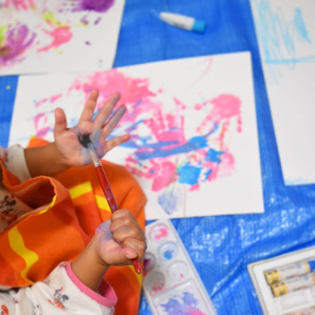 山崎佳のインスタグラム：「子どもと絵の具、楽しくて大好きなんだけどね〜、お姉ちゃんが手に塗れば下の子もマネしたいし、足にも塗りたいし、その手でいきなり「だいちゅき、むぎゅ〜」ってハグしてくれるし、筆を口に入れようとするから、1歳の絵の具は一瞬たりとも気が抜けなくて大変。絵の具付いても大丈夫なように、親子ともパジャマ&エプロンで。」