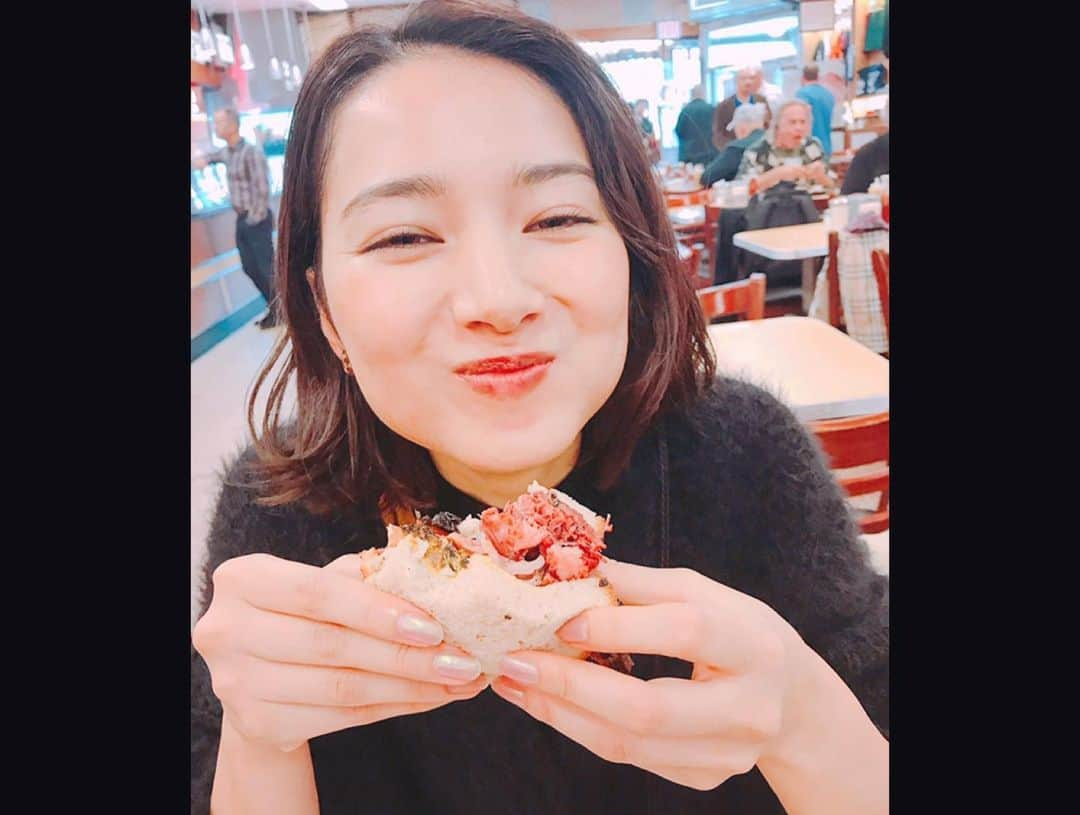 黒澤はるかさんのインスタグラム写真 - (黒澤はるかInstagram)「衝撃だったkatz’s 🥩 パンとお肉とマスタードのみ。 それがこんなに美味しいなんてことある？ねぇ、ある？ お肉なんて、切る前は真っ黒のぼよんぼよん弾む黒い巨大な塊で、、はじめお肉と気づかず、カウンターでカットしはじめるのを、わぁお!って張り付いて見ていたら味見させてくれて、、感動！！！ 人気の理由を一瞬で理解。 サンドイッチの一口目は、失神する美味しさ。たまらん。たまらん。恋をした。。私恋をした。。。でも量が多すぎた。笑  恋もほどほどにってことね♡笑 店内も味のあるアメリカンなネオンがいっぱいで絶妙な雰囲気が好きだった♡普段ご飯のことはあまり書かないけど、これはみんなに食べて欲しい。お肉好きなら絶対に行くべきだっっはっ！ #目があの世行き #ny #katzs  #我ながら幸せそう #パストラミ #皆にも幸せをお裾分け」10月22日 23時06分 - haruka_offi