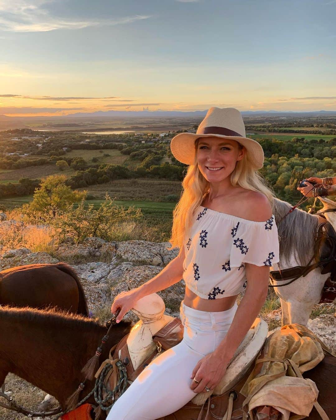 エマ・コバーンさんのインスタグラム写真 - (エマ・コバーンInstagram)「Yeah, I'm gonna take my horse to the old town road...I'm gonna ride 'til I can't no more.....or until the sunsets and I get hungry for dinner. Sunset horseback ride in San Miguel ❤️ #oldtownroad #sanmiguel」10月22日 23時06分 - emmacoburn