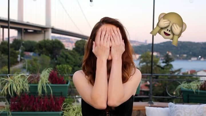 Ozge Gurelのインスタグラム：「Çok keyifli bir soru cevap için hazır mısın😎 @penti sayfasındaki röportajın devamını izle , videomun altına en sevdiğim emojiyi bırak şanslı 3 kişiden biri sen ol! Penti’yi takip etmeyi unutma 🔥🔥」