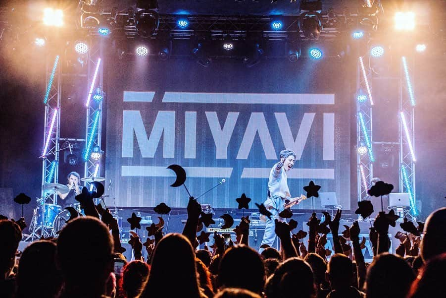 雅-MIYAVI-さんのインスタグラム写真 - (雅-MIYAVI-Instagram)「Again, Budapest, it was such a beautiful night. And what a surprise...!!!!!! As I said onstage, I almost forgot the lyrics after I saw them haha 😂 It was definitely one of the highlights of the night. So sweet of you. Hope you guys enjoyed the show as much as we did!!!!!! ブダペスト公演、途中、ファンのみんなからのサプライズもあり (?) 😳 無事に、そして、熱く、ROCK できました！🤘🏻🤘🏻🇭🇺⚡️#NoSleepTillTokyo 📸: @mikeyboiiiiii @p_viktor_s」10月22日 23時18分 - miyavi_ishihara