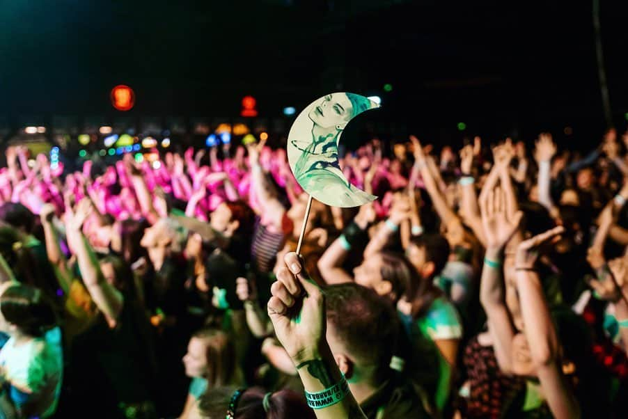 雅-MIYAVI-さんのインスタグラム写真 - (雅-MIYAVI-Instagram)「Again, Budapest, it was such a beautiful night. And what a surprise...!!!!!! As I said onstage, I almost forgot the lyrics after I saw them haha 😂 It was definitely one of the highlights of the night. So sweet of you. Hope you guys enjoyed the show as much as we did!!!!!! ブダペスト公演、途中、ファンのみんなからのサプライズもあり (?) 😳 無事に、そして、熱く、ROCK できました！🤘🏻🤘🏻🇭🇺⚡️#NoSleepTillTokyo 📸: @mikeyboiiiiii @p_viktor_s」10月22日 23時18分 - miyavi_ishihara