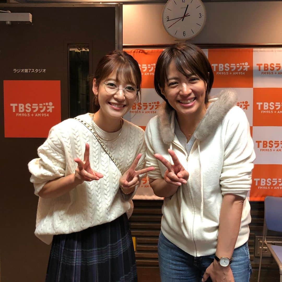 TBSラジオ「たまむすび」さんのインスタグラム写真 - (TBSラジオ「たまむすび」Instagram)「エナおばあちゃん、朝ドラ女優だったことが判明✨  赤江さんは山ちゃんに宮古島みやげの白Tを渡します！山ちゃんといえば、白Tです。  昨日、アッキーヨが「たまむすび」のスタジオに寄ってくれました。今度、TBSラジオの特番に出るそうですよ💕  #tama954 #たまむすび #赤江珠緒 #山里亮太 #下川江那 #エナおばあちゃん #吉田明世 #ラジオ新レギュラー決まった明世ちゃん #宮古島 #赤江さんの夏休み #tbsラジオ #好きなラジオパーソナリティ1位 #雑誌lee #やったね珠ちゃん」10月22日 23時13分 - tamamusubi905954