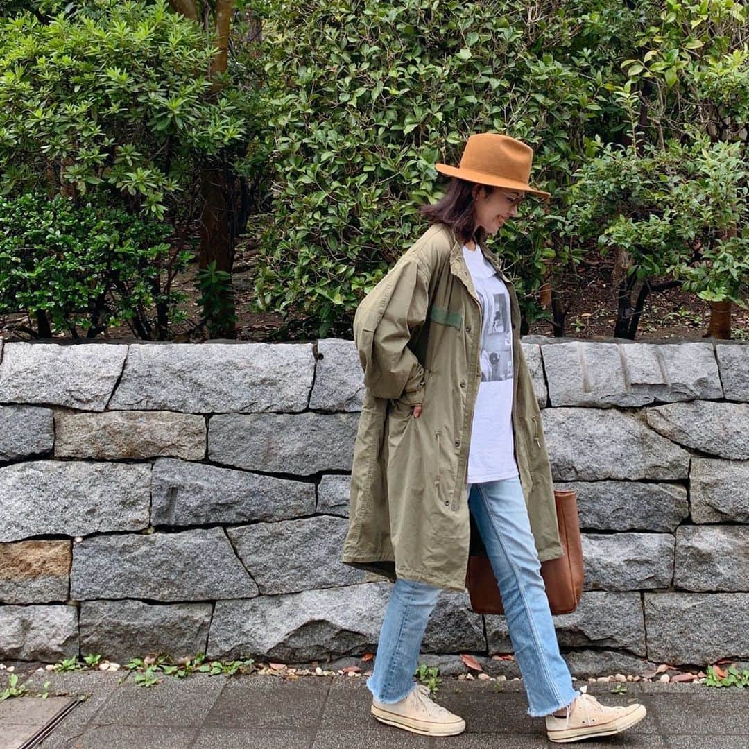 Sayakaのインスタグラム：「* 雨上がりにふらっとお出かけ🚶‍♀️♪ そろそろアウターやニットの季節ですね🧶🍂🍁 . . #fashion #outfit #coordinate #ootd #simple #basic #casual #goodrockspeed #hm #denim #denimlover #youngandolsen #converse  #sayakascoordinate #今日の服 #コーディネート #コーデ #シンプル #シンプルコーデ  #カジュアル #グッドロックスピード #ロンT #エイチアンドエム #デニム #コンバース #ヤングアンドオルセン」