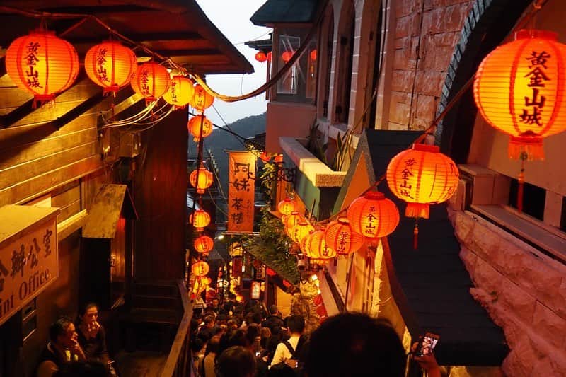 由利華さんのインスタグラム写真 - (由利華Instagram)「【#台湾旅行 】﻿ ﻿ ﻿ おはこんばんにちは〜！！﻿ 昨日まで台湾旅行 行ってたよ〜！！☺︎﻿ ﻿ 今年の7月に行ったばっかりやけど😹😹﻿ 前回は食べ物メインで観光したから﻿ 今回はアクティビティ多めで﻿ アジアで最大級の'旅行アクティビティ予約サイト'﻿ 「KLOOK」をメインに行ってきた〜！！✌️﻿ ﻿ ↑﻿ これがまたまた、とんでもなくよくて、﻿ 予約からお支払いまで全部出来ちゃうから、﻿ 現地での時間のロスがなくて超スムーズやった！！😳✨﻿ ﻿ いくつか写真も撮ったから﻿ また載せていくね〜！☺️﻿ ﻿ ちなみにこれは、﻿ 九份のお茶屋さんにて﻿ 美味しいお茶飲んだ時の✌️﻿ ﻿ ﻿ #KLOOK﻿ #クルック﻿ #台湾旅行﻿ #旅行　﻿ #thanksKLOOK﻿ #pr ﻿ #九份茶坊  #お茶 #九份お茶屋さん #チャイナドレス体験  #旅行 #旅行好きな人と繋がりたい  #tabippo」10月22日 23時27分 - yurippe0804