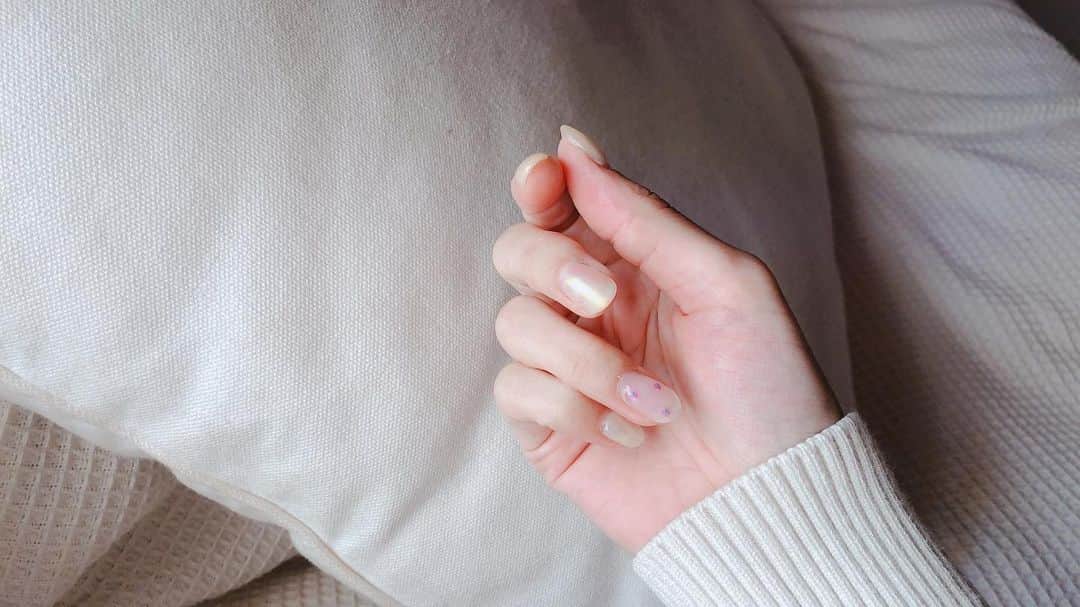 荒井奈緒美さんのインスタグラム写真 - (荒井奈緒美Instagram)「new nails シアーなグレーに シルクみたいに艶っと 手書きのお花💐 とってもお気に入り💓  #new#nail#nails」10月22日 23時53分 - naomi__arai