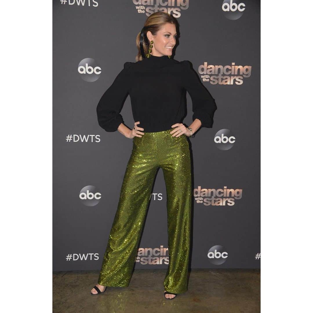 エリン・アンドリューズさんのインスタグラム写真 - (エリン・アンドリューズInstagram)「Pants & ponytails make me happy 💚💚 @dancingabc @lisaashleybeauty @kikihaircutter @anitapatrickson @vtrilling @thefenster」10月22日 23時46分 - erinandrews