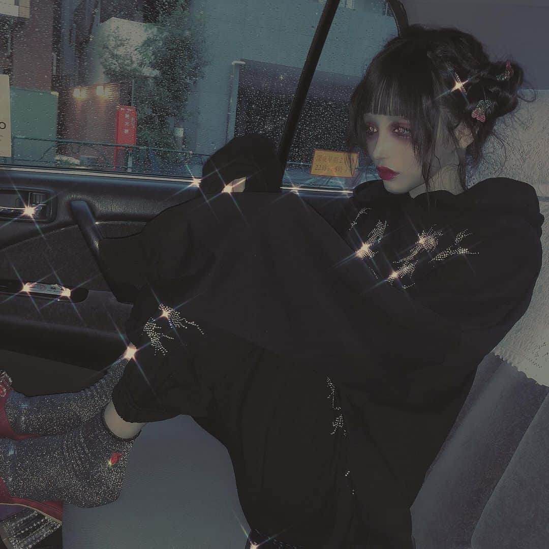 chiiiiiのインスタグラム：「I just looove sparkly stuff🧚‍♂️ ・ ・ ・ ・  この人ヘア事情はウェーブアイロンでわざとぐちゃっとお団子🦋 👠は椅子に上げてないよ」
