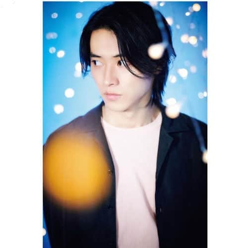 のインスタグラム：「Kento Yamazaki @kentooyamazaki 💙Junon 2019 october. . . . #山﨑賢人 #YamazakiKento #japanese #japanesemodel #jpn #japaneseboy #asianboy  #맞팔 #셀스타그램 #셀카 #얼스타그램 #데일리 #선팔 #인스타그램  #l4l #f4f  #like4like  #おしゃれ #オシャレ #いいね返し #フォロー #韓国人 #韓国 #セルカ #自撮り #ファッ」