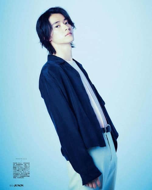 のインスタグラム：「Kento Yamazaki @kentooyamazaki 💙Junon 2019 october. . . . #山﨑賢人 #YamazakiKento #japanese #japanesemodel #jpn #japaneseboy #asianboy  #맞팔 #셀스타그램 #셀카 #얼스타그램 #데일리 #선팔 #인스타그램  #l4l #f4f  #like4like  #おしゃれ #オシャレ #いいね返し #フォロー #韓国人 #韓国 #セルカ #自撮り #ファッ」