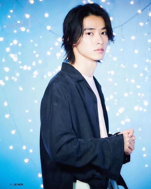 のインスタグラム：「Kento Yamazaki @kentooyamazaki 💙Junon 2019 october. . . . #山﨑賢人 #YamazakiKento #japanese #japanesemodel #jpn #japaneseboy #asianboy  #맞팔 #셀스타그램 #셀카 #얼스타그램 #데일리 #선팔 #인스타그램  #l4l #f4f  #like4like  #おしゃれ #オシャレ #いいね返し #フォロー #韓国人 #韓国 #セルカ #自撮り #ファッ」