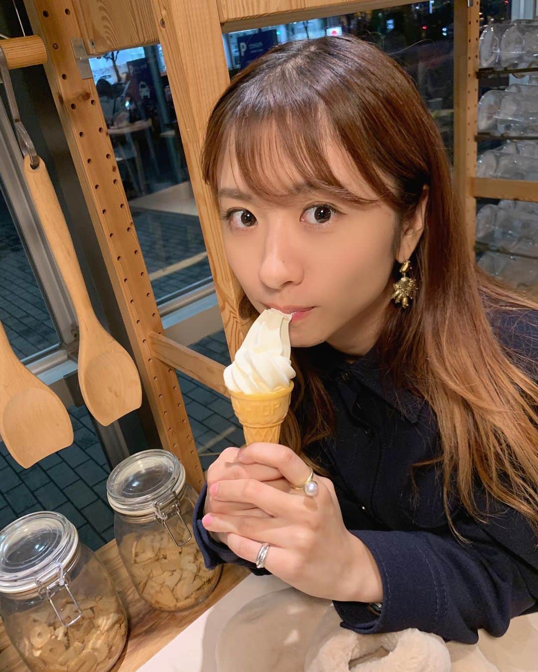 槙田紗子さんのインスタグラム写真 - (槙田紗子Instagram)「50円ソフトクリーム食べるよね〜 . . #IKEA」10月23日 0時07分 - saco_makita