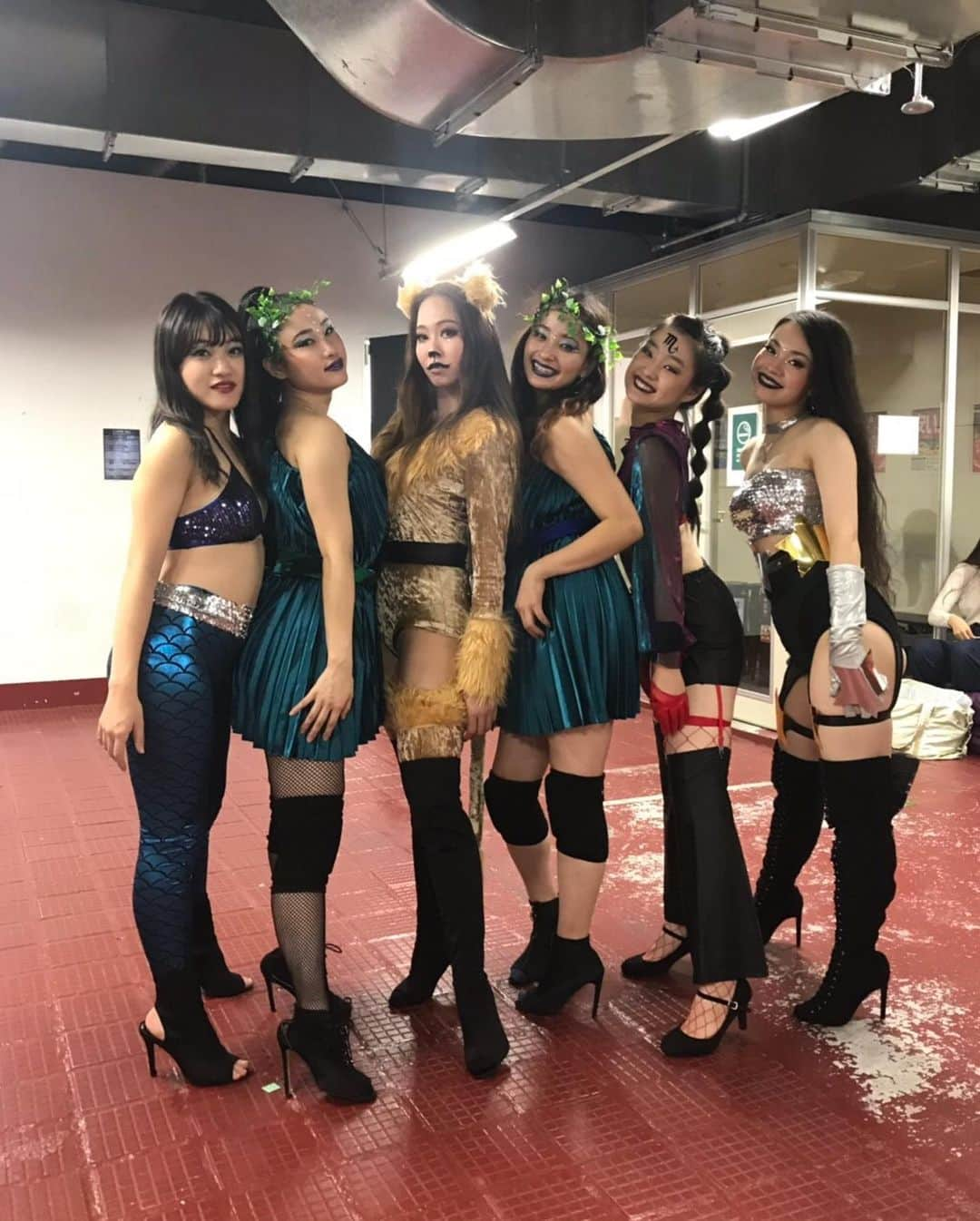 新野彩乃さんのインスタグラム写真 - (新野彩乃Instagram)「🐆leopard ball vol.14🐆　@house.of.leopard 《dress code》 Vogue femme→☪️constellation☪️▷Scorpion🦂♏️ Runway→🌏Space  Traveler🌏 . . 3度目のball挑戦！leopard ballは初！ とりあえず目標にしていた10sは上がれて良かったし、femmeはまさかの1戦勝ち上がれました。 でもrunwayはテンパりすぎて音ハメ祭りしていたようです、記憶にないw バトルの基礎が身体に染み付いてないことを実感致しました。 . . バトルずっと苦手だけど、4月のdesireで撃沈して約半年、motherや姉さんたちの元でsessionする機会が増えて、WSでもfreeに慣れる練習したりしたおかげで、ほんの少しはマシになったんじゃないかなと…。メンタル的にも少し強くなった気がするめちゃくちゃ楽しかった🐯 familyがいてくれたのもすごく心強かったです。 . . 年内にまだballが残されているのでコツコツ技磨きつつ、バトル慣れもっとしていきたい所存です。🔥🔥 . . judgeの方々、ありがとうございました！🙏 Thank you for your judges!🙏 @artlazarew  @mncmiz  @akumadivaxtrava  @shota.kudo1125 . . #vogue #ball #voguefemme #runway #battle #バトル反省記録」10月23日 0時08分 - uare_ayn73