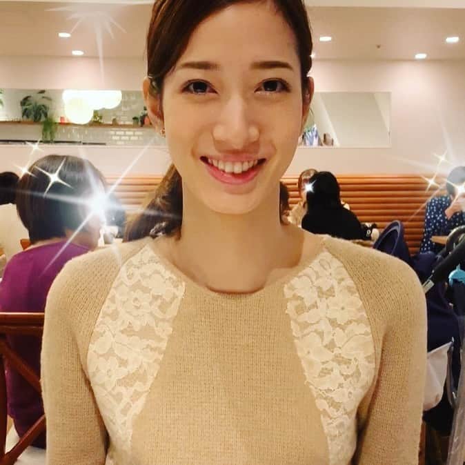沢口千恵のインスタグラム：「ゆうり #伶美うらら  と打ち合わせを重ねています。﻿ とてもわくわくする打ち合わせです。﻿ ﻿ もう少ししたらお知らせできますのでどうぞお楽しみに！﻿ ﻿ ハロウィンということもあってカフェには仮装グッズが…﻿ ゆうりにおねだりしたらちょこっとやってくれました…❤️﻿ ﻿ きゃわゆ！！﻿」