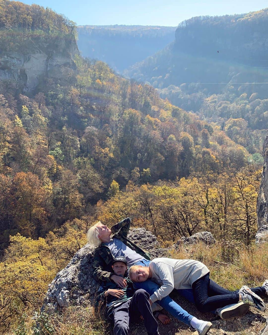 ナタリア・ヴォディアノヴァさんのインスタグラム写真 - (ナタリア・ヴォディアノヴァInstagram)「It took 6 hours of windy mountain roads to get here, but damn it was worth it 😍🌲🌳🍂🍁♥️❤️🇷🇺 #adygeya」10月23日 0時21分 - natasupernova