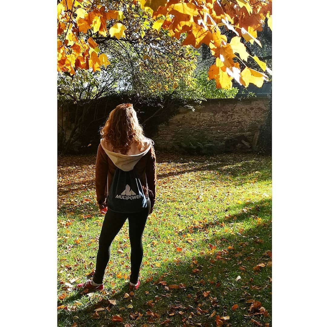 ハンナ・シューベルトのインスタグラム：「In love with sunny & colorful fall days like this🍂🌞 ... Happy to announce my new cooperation with @multipower.at 😊👏 Their products are amazing and they perfectly fit into my training and climbing lifestyle 🙈 GO check their page and website for recipes, inspiration and highly recommended products! 😋👏 #poweryourday」