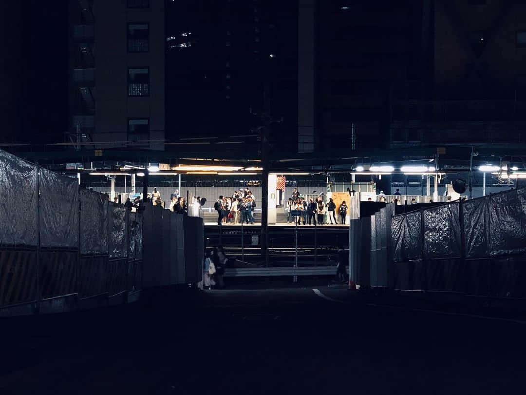堀潤のインスタグラム：「開発が続く渋谷を眺めていると、変わらないものにも目が向く。見えなかったものへの想像が働く。わたしも、あなたも、共に、思い描いた未来を実現できる社会であって欲しい。この言葉に違和感を感じるわたしは、いままさに分断の真っ只中にいると自覚することだけはしておこうと思う。営みは見え辛い。#tokyo #japan #shibuya」