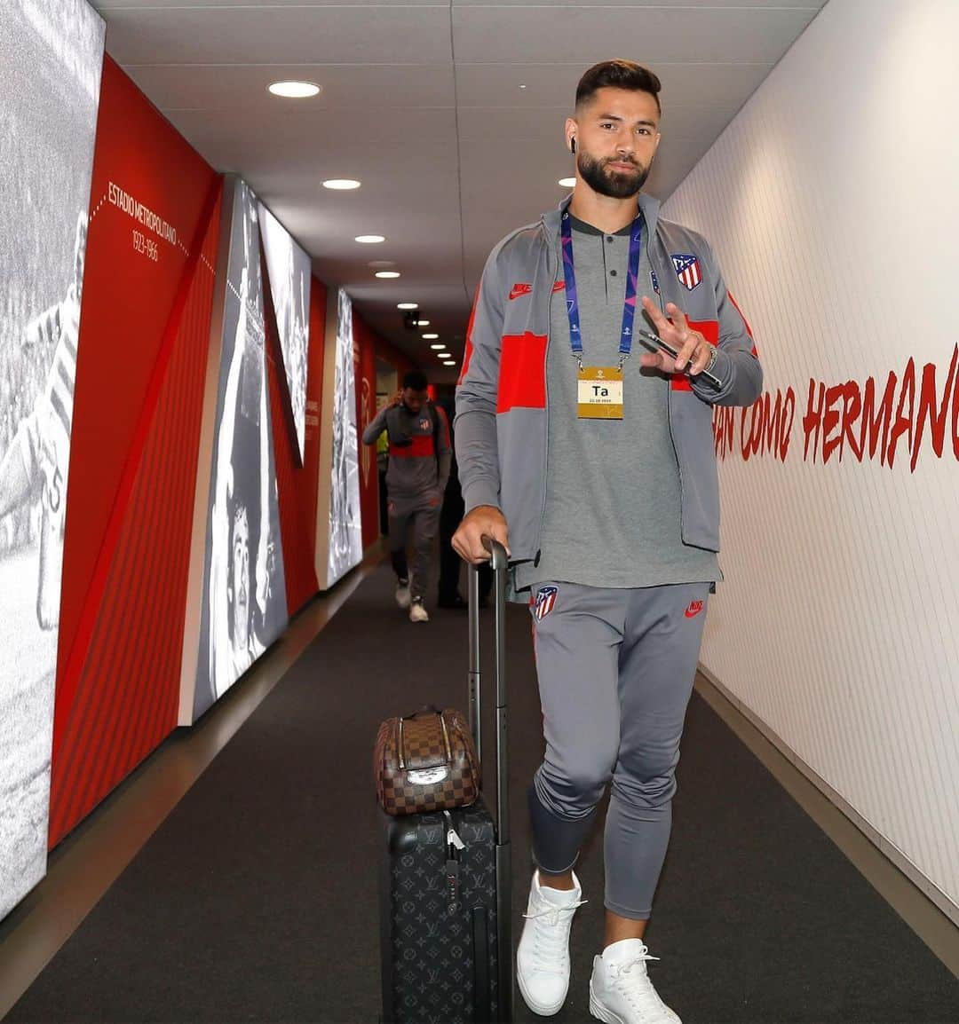 アトレティコ・マドリードさんのインスタグラム写真 - (アトレティコ・マドリードInstagram)「[🏟🏠] ¡Ya estamos aquí! ⚽ #AtletiB04 ⭐ #UCL 🔴⚪ #AúpaAtleti」10月23日 0時40分 - atleticodemadrid