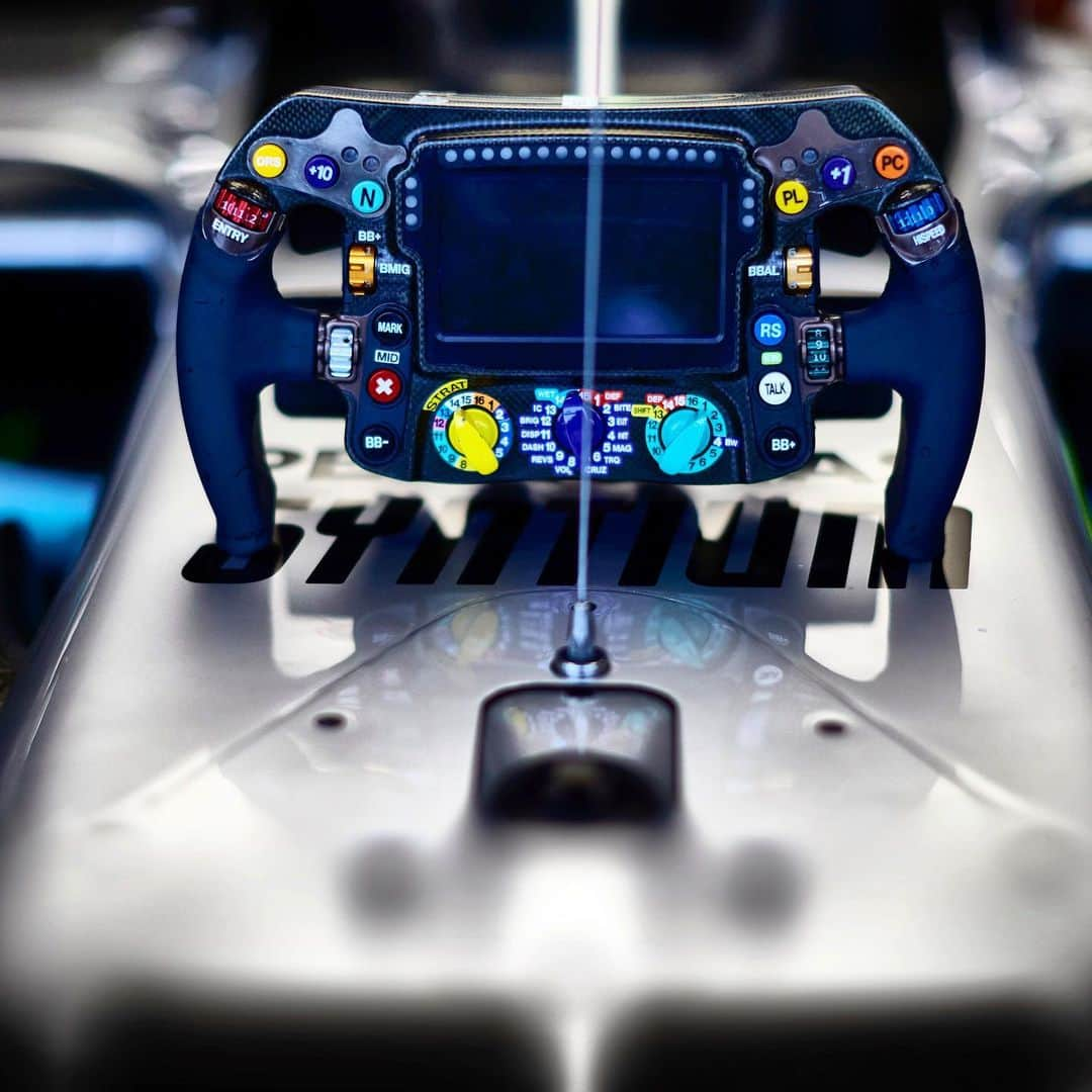 MERCEDES AMG PETRONASさんのインスタグラム写真 - (MERCEDES AMG PETRONASInstagram)「Can you name what all the @f1 steering wheel buttons do? 🤓😜 • #F1 #FormulaOne #Formula1 #Mercedes #MercedesAMGF1 #PETRONASmotorsports」10月23日 0時54分 - mercedesamgf1