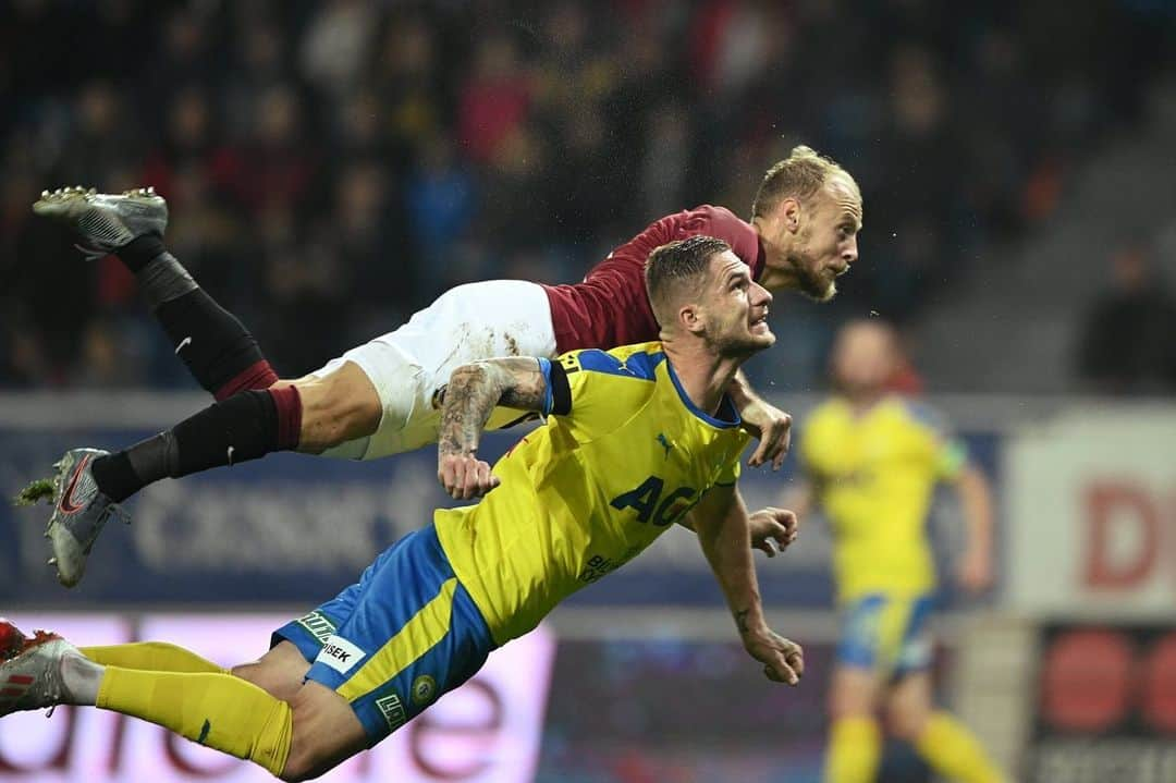 セミフ・カヤのインスタグラム：「Prag’daki ilk golüm galibiyete yetmese de hedefimiz her zaman rakiplerimizden daha yukarıya çıkmak 👊 #acsparta @acsparta_cz  Although my first goal with Sparta wasn't enough for the win, we will keep on fighting to be better than our rivals. 👊 #acsparta @acsparta_cz」