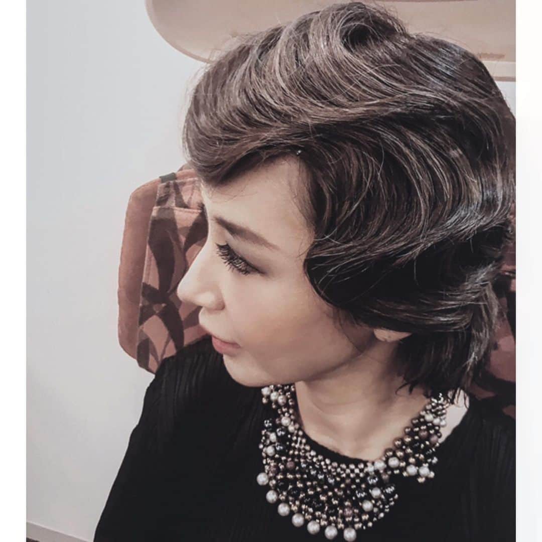 鈴木紗理奈さんのインスタグラム写真 - (鈴木紗理奈Instagram)「東京公演のヘア。 また違うウェーブをシゲさん  @shige710 がしてくれた❤︎ 1920代ウェーブをテイラースイフトが やった時の世界観、だそう。  いつもと違う メイクやヘアは楽しいわ。  #fingerwave #vintagehair #紗理奈流styling」10月23日 1時25分 - munehirovoice