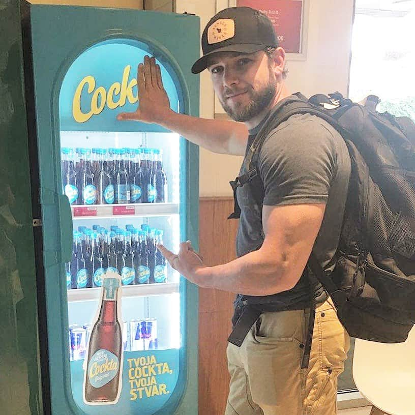 マックス・シエリオットさんのインスタグラム写真 - (マックス・シエリオットInstagram)「Stay thirsty my friends 😘🤷‍♂️ #sorryimfun #tuesdaymotivation」10月23日 7時32分 - maxthieriot