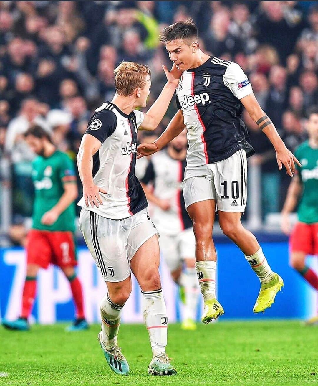 マタイス・デ・リフトのインスタグラム：「Difficult game but really happy with the 3 points! Grande @paulodybala 🙌🏼」