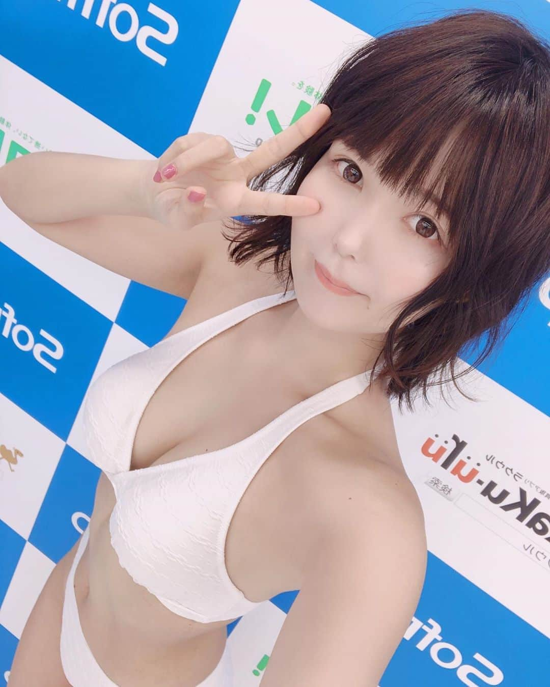 九条ねぎ あぴるさんのインスタグラム写真 - (九条ねぎ あぴるInstagram)「先週のソフマップイベントの時は、朝美容院に行きヘアカットトリートメントヘアセットをしてもらったのだよ💕 . いつもお世話になっている武田さん！ @ke.ryo  最近髪が伸びてきたから、ふわふわヘアーにしてもらうのがお気に入り❤️ . #ショートヘア　#グラビア　#bikinigirls #japanesegirl」10月23日 2時08分 - negi_kujyo