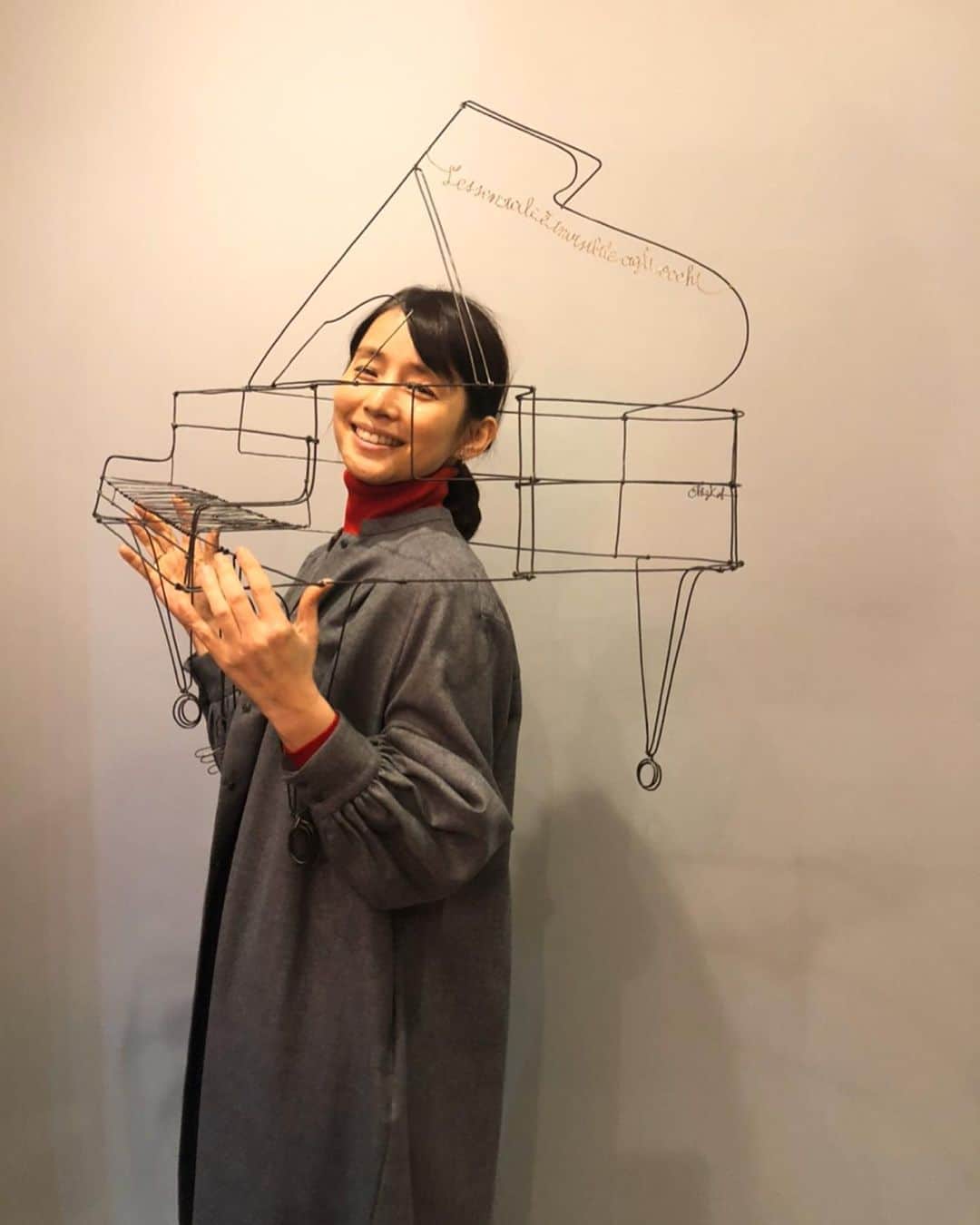 石田ゆり子さんのインスタグラム写真 - (石田ゆり子Instagram)「チズさんのピアノを やっとうちに迎える運びになりました。 ワイヤーでできています。 天井からぶら下げます🎹 ほんとうに素晴らしいアートです。 ピアノをまた弾き始めようかと思う今日この頃です。」10月23日 2時18分 - yuriyuri1003
